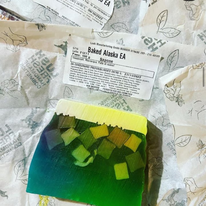 review photo of LUSH Fresh Handmade Cosmetics Baked Alaska Soap shared by @silvienji13 on 27 Nov 2021 - review