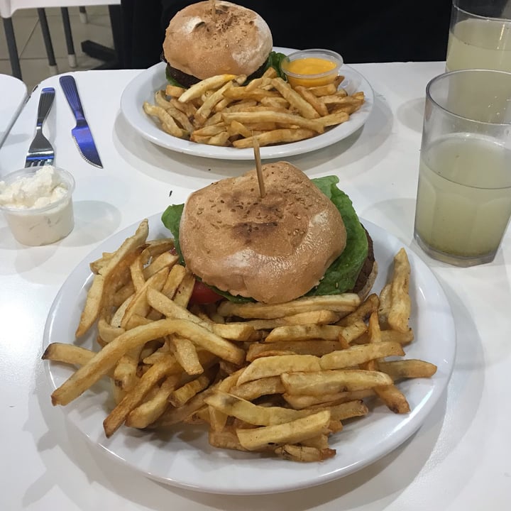 photo of Loving Hut Microcentro Hamburguesa de Hongos shared by @nicolerenou on  14 Jun 2022 - review