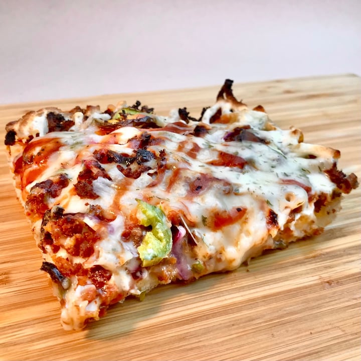 photo of Boxcar Pizza BBQ Bacon Ranch Jalapeño Cheeseburger Pizza shared by @pdxveg on  03 Aug 2021 - review