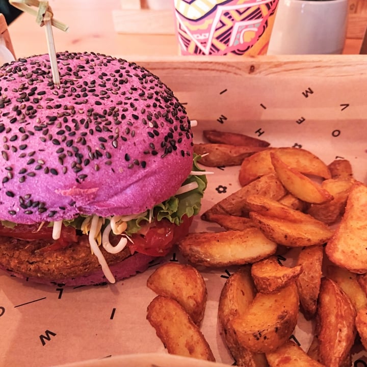 photo of Flower Burger Cherry Bomb shared by @lidiaaguilar on  20 Aug 2022 - review