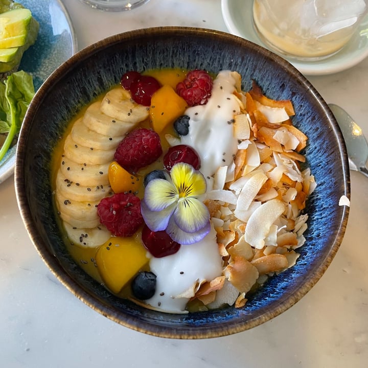 review photo of Chinaski Tagesbar Mango smoothie Bowl shared by @lowlowvegan on 06 Aug 2022 - review
