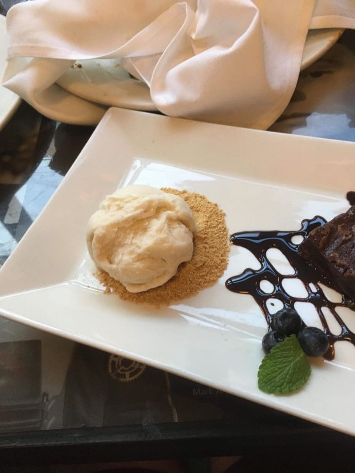 photo of Busboys and Poets Vegan brownies and ice cream shared by @lillady707 on  08 Sep 2019 - review