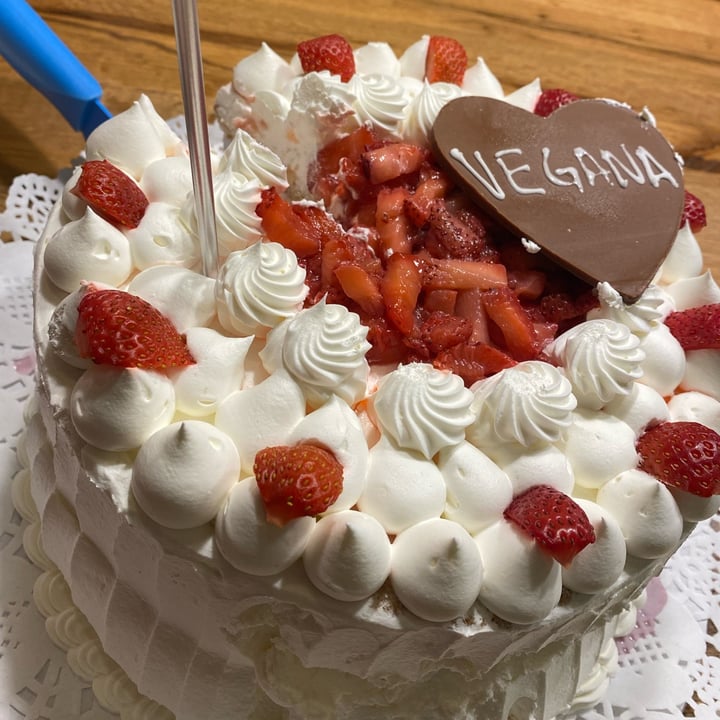 review photo of pastelaria mozart Bolo vegano de morango shared by @grazy13 on 24 Apr 2022 - review