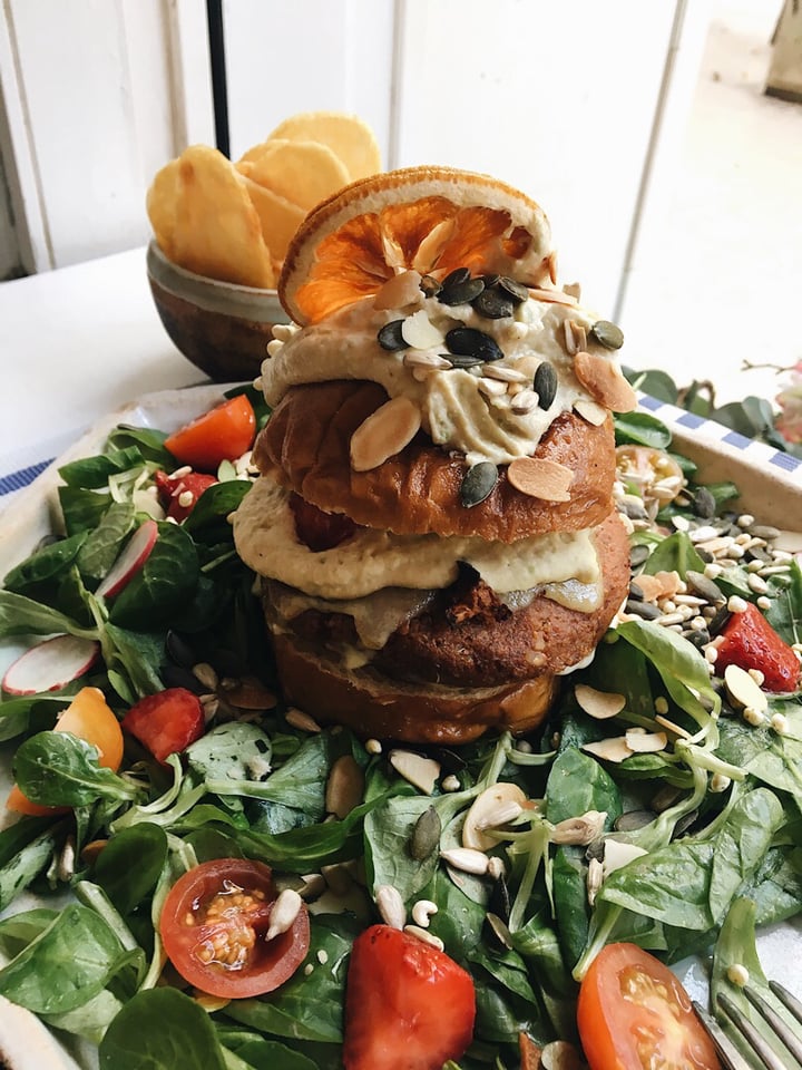 photo of Brunch & Cake Vegan Burger shared by @lapaltacaleta on  10 Dec 2019 - review
