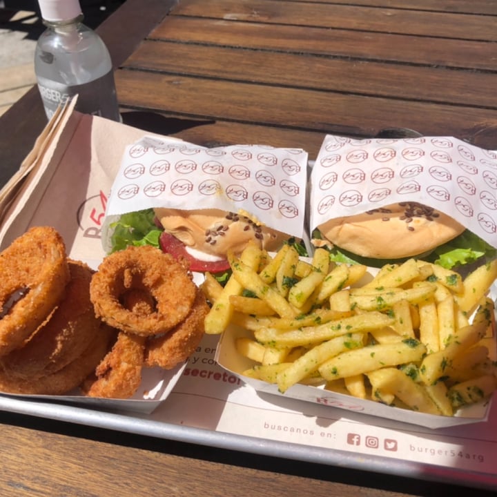 review photo of Burger 54 Chicken Sandwich shared by @lulitorres on 17 Nov 2021 - review