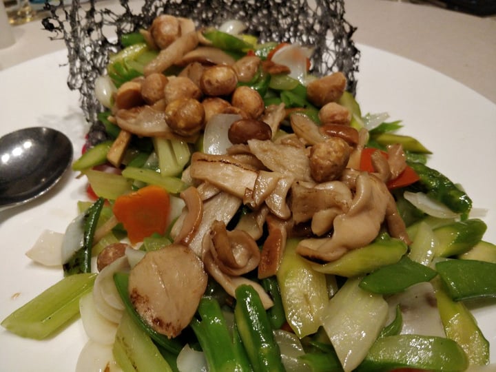 photo of LingZhi Vegetarian - Liat Towers Sauteed Honshimeiji Mushroom with Asparagus, Macademia Nut, Fresh Lily Bulb and Boletus in Crispy Basket shared by @mikebroadhead on  29 Jul 2019 - review