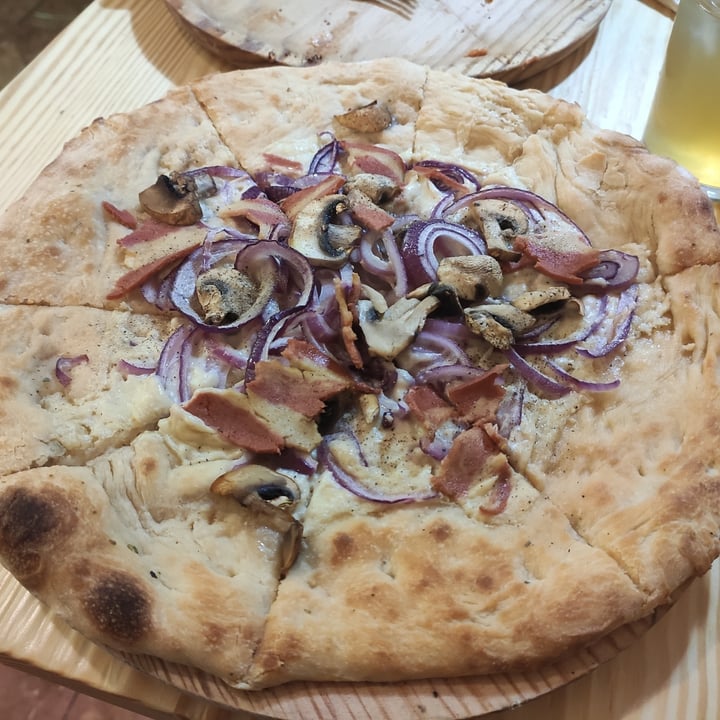 photo of Pura Vida Vegan Bar (Santa y Pura) Pizza carbonara shared by @helendrus on  04 Mar 2022 - review