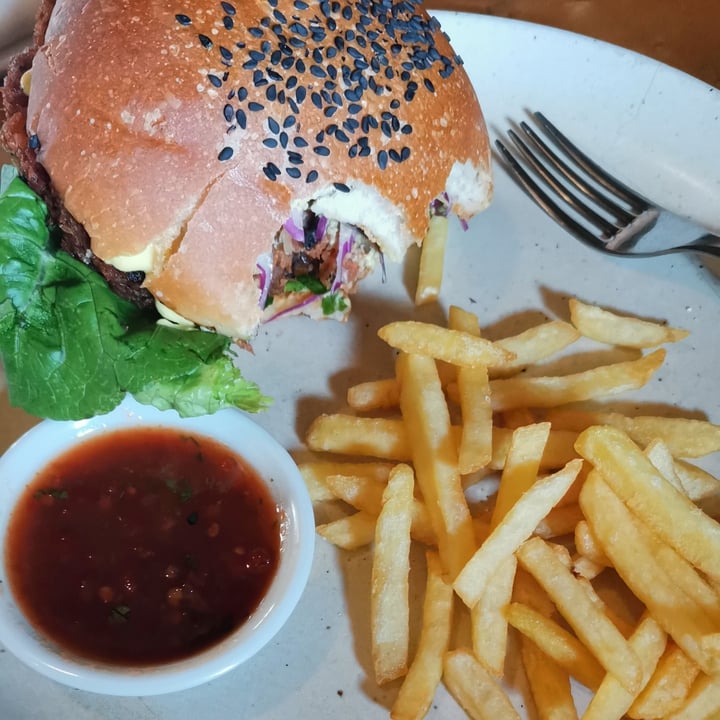 photo of Manggis in Canggu Hmm burger shared by @andreas06 on  29 Jan 2021 - review