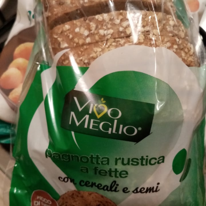 photo of Vivo Meglio Pagnotta rustica a fette con cereali e semi shared by @valeveg75 on  13 Jan 2022 - review