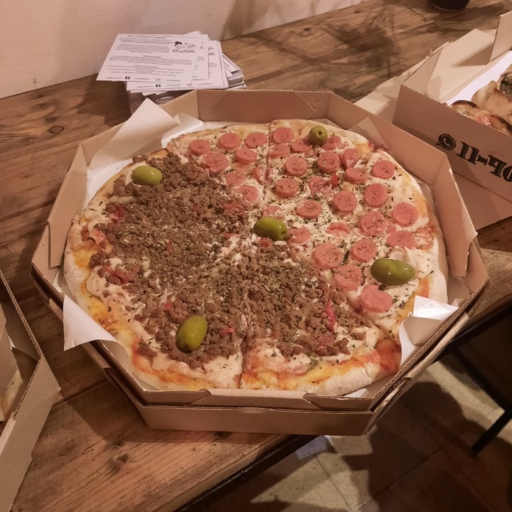 photo of Pizza Who? Empanadas and Pizzas Premium Pizza De Champiñones shared by @marleneriolo on  01 Sep 2022 - review