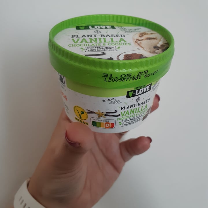 photo of Migros V-Love Plant based Vanilla Chocolate & Cookies Ice Cream shared by @fralucy on  29 Jul 2022 - review