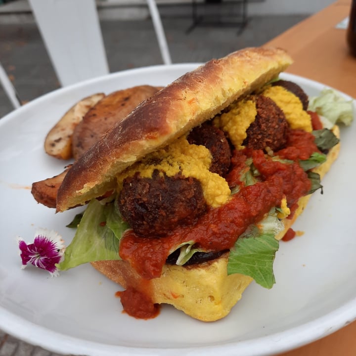 review photo of Artemisia Sandwich de albóndigas shared by @beelganem on 25 May 2021 - review