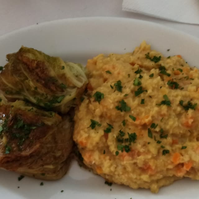 菜肴“Involtini Di Verza Con Crema Di Lenticchie Rosse”的照片