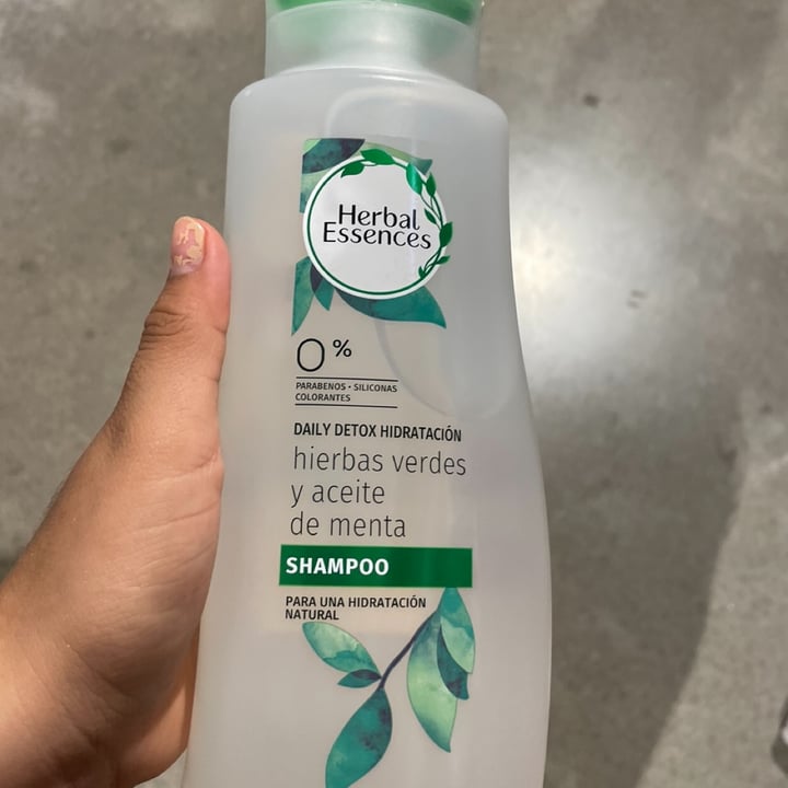 review photo of Herbal Essences Shampoo Hierbas Verdes Y Aceite De Menta shared by @veganitaaaa on 30 Jun 2022 - review