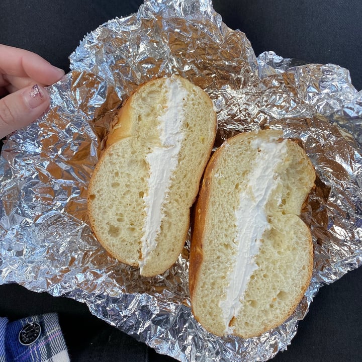 review photo of Luke's New York Bagel Shop Bagel And Tofu Cream Cheese shared by @brilehan on 30 Aug 2021 - review