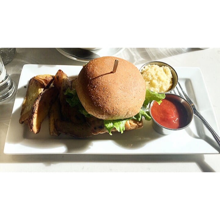review photo of Aux Vivres Plateau Tempeh Burger shared by @lovearth on 19 Feb 2020 - review