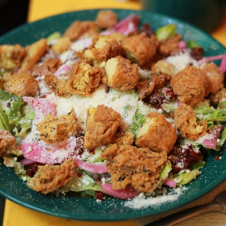 review photo of Fat Vegan Ensalada C茅sar shared by @viviendovegano on 29 Nov 2021 - review