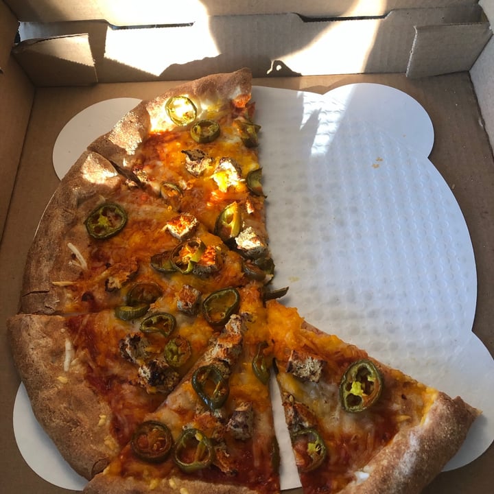 photo of Home Slice Pizza Vegan Buffalo Chick-Un Pizza shared by @christopher-wells on  01 Nov 2020 - review