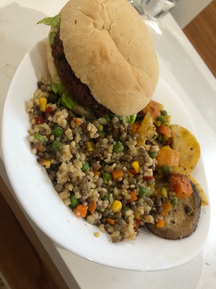 photo of Vegetariano Flor De Ciruelo Hamburguesa De Lentejas Vegana, Arroz Yamani, Papas Y Vegetales Al Horno shared by @collramiro on  28 Feb 2020 - review