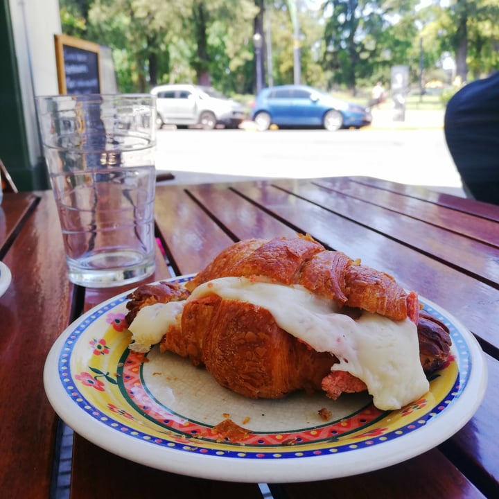 photo of Almacén de la plaza Vegan Croissant De Masa Madre Relleno De JYQ shared by @carolinacurci on  17 Dec 2022 - review