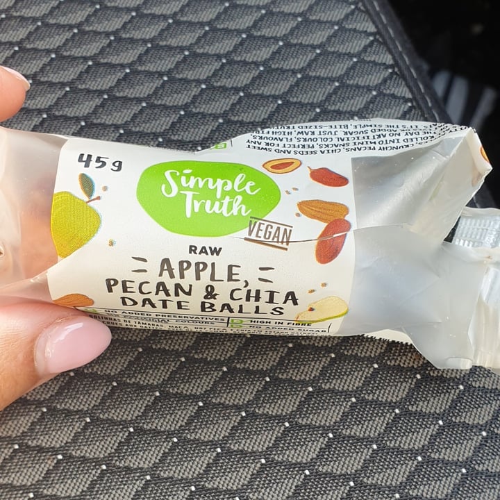 review photo of Simple Truth Raw Apple, Pecan & Chia Date Balls shared by @martinte on 20 Sep 2021 - review