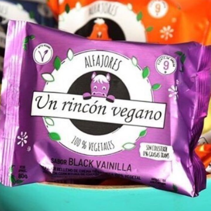 photo of Un Rincón Vegano Alfajor Black Vainilla shared by @luciamonsalbo on  31 Oct 2020 - review