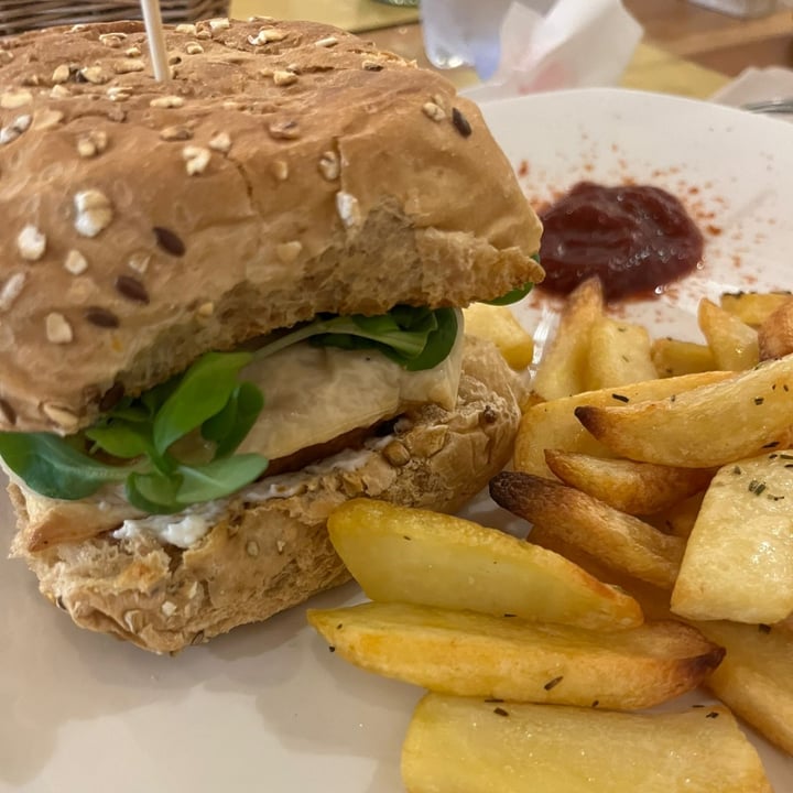 photo of Bottega Vegana Beyond Burger Con Patate shared by @ppiera on  03 Oct 2022 - review