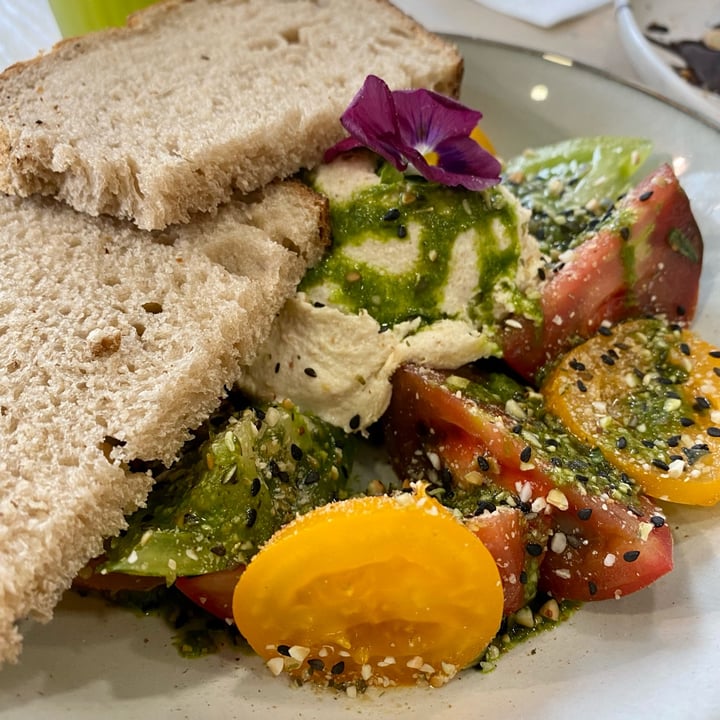 review photo of Aujourd'hui Demain No-Mozza Salad shared by @lanastweet on 07 Sep 2022 - review