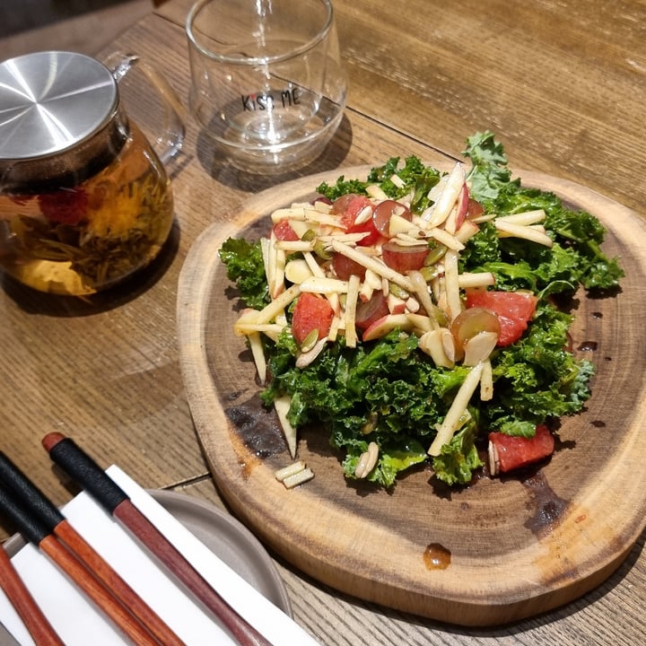 review photo of Am I Addicted - Pottery Studio & V Cafe Kale Waldorf Salad shared by @marc- on 15 Sep 2022 - review