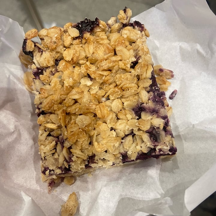 photo of Veganerie mixed berry crumble bar shared by @sebalex on  18 Sep 2022 - review