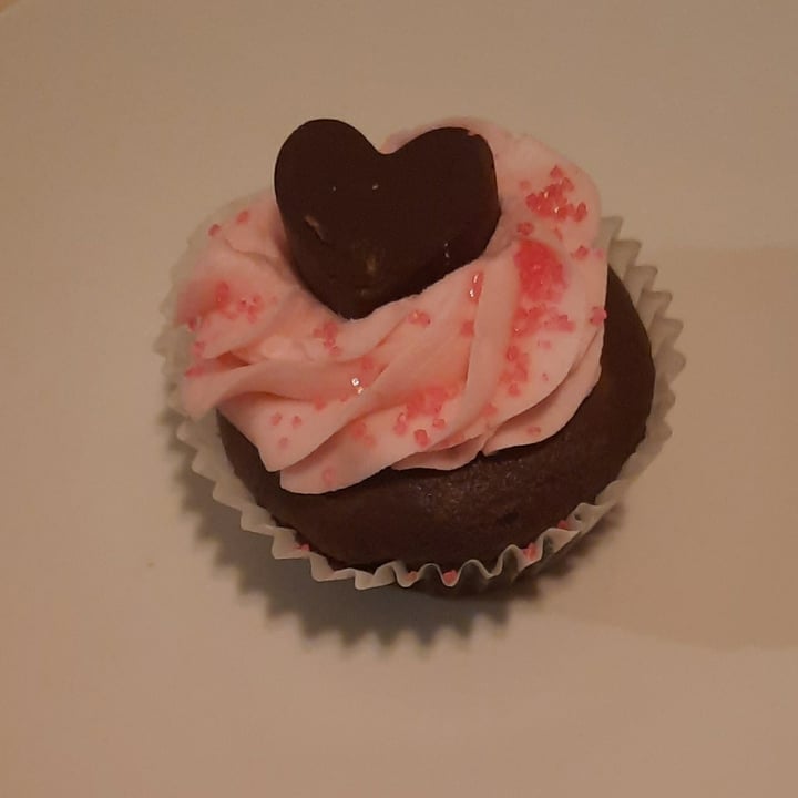 review photo of The Hearty Hooligan Chocolate heart pink cupcake shared by @lyy on 15 Feb 2021 - review