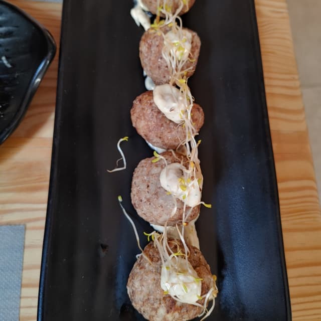 Photo du plat “Croquetas de setas con levadura nutricional y pipas girasol con veganesa de cebolla caramelizada”