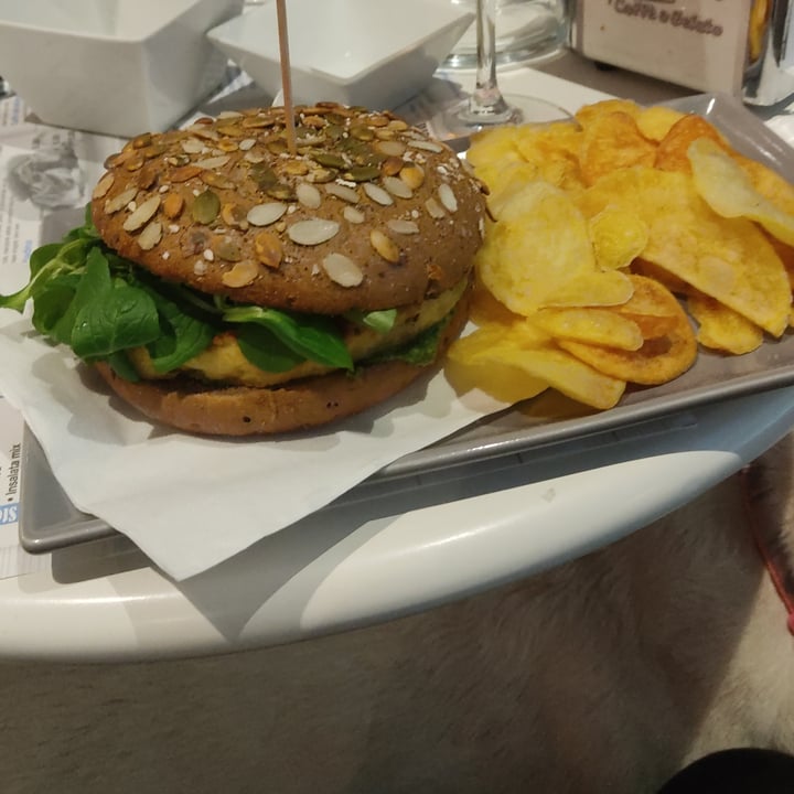review photo of L'Oasi American Bar & Street Food - Aperitivo a Sirolo Vegan burger shared by @martygio on 19 Jul 2021 - review