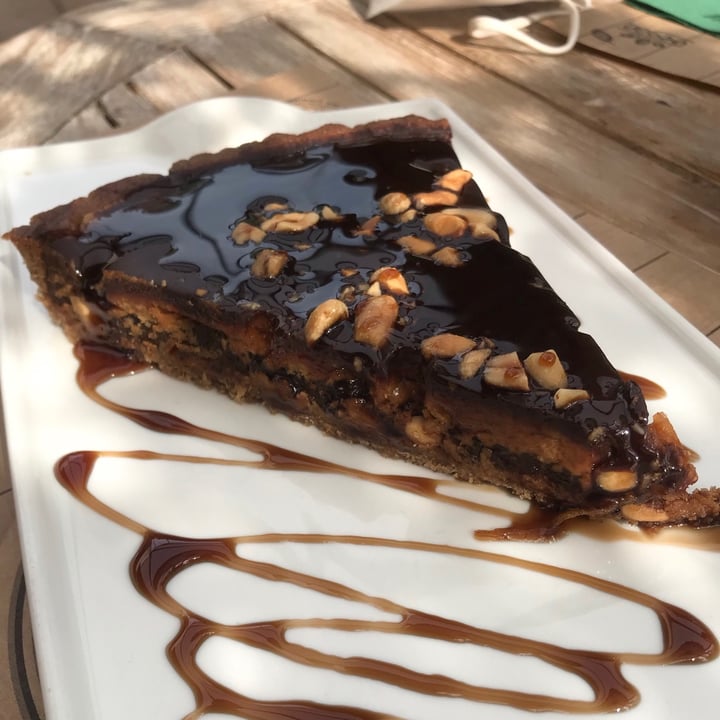photo of Café Cajú - Bakery & Restaurant - 100% Plant Based - Vegan Tartaleta de Snickers shared by @triniveg on  04 Apr 2021 - review