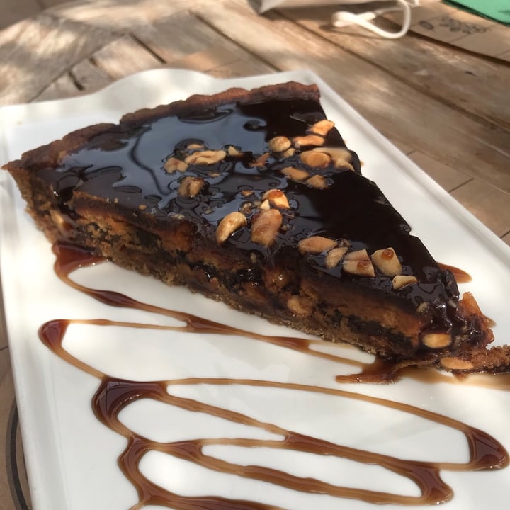 review photo of Café Cajú - Bakery & Restaurant - 100% Plant Based - Vegan Tartaleta de Snickers shared by @triniveg on 04 Apr 2021 - review