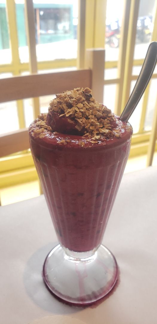 review photo of Caballete & Berenjena Vegan Food Malteada de Frutos Rojos shared by @locabra1 on 17 Sep 2019 - review