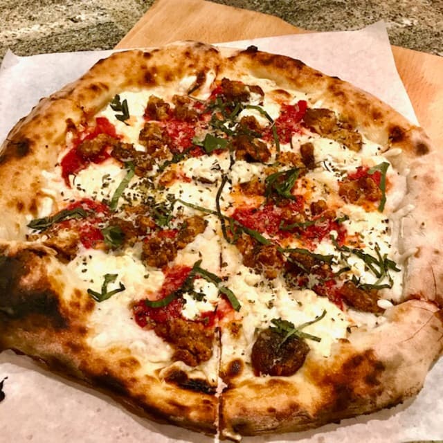 菜肴“Chiky Parm Pizza”的照片