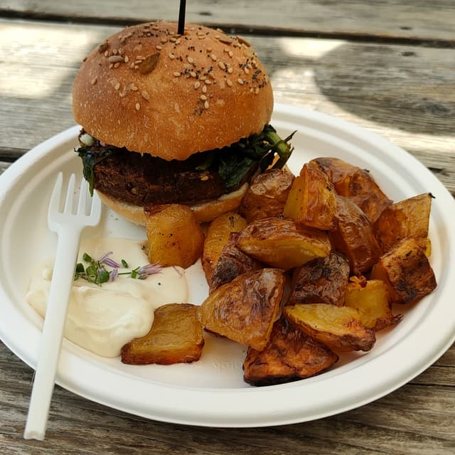 菜肴“burger di funghi e lenticchie”的照片