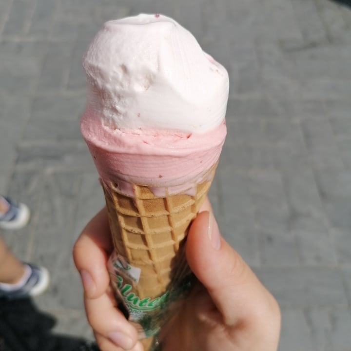 review photo of Il Porticciolo Cono Con Fragola E Pesca shared by @crispypotato on 12 Aug 2022 - review