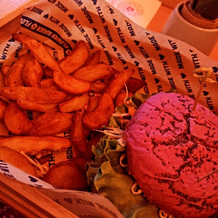 photo of Flower Burger Cherry Bomb shared by @gaiapreviati on  27 Nov 2021 - review