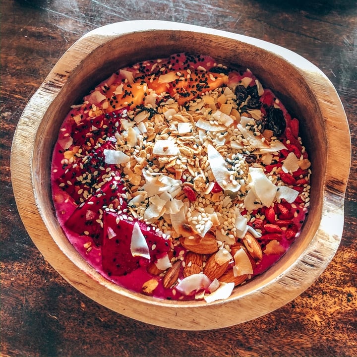 photo of Oma Jamu Pink Smoothie Bowl shared by @sunchasingtravelers on  07 Feb 2020 - review