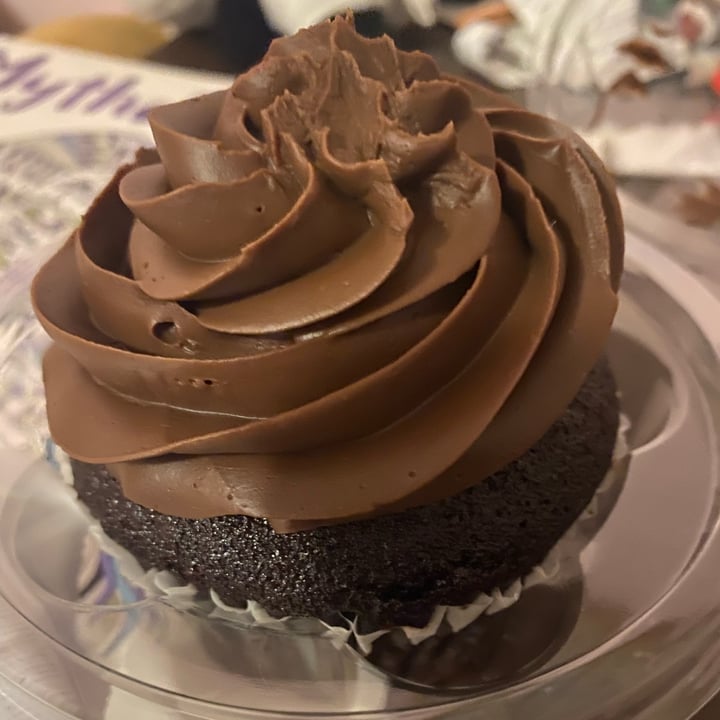 photo of Whole Foods bakery Chocolate cupcake shared by @ploopy on  29 Oct 2021 - review