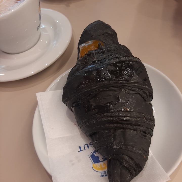 review photo of Pasticceria Nascimben - Trevissù brioche al carbone vegetale shared by @isa96 on 30 May 2022 - review