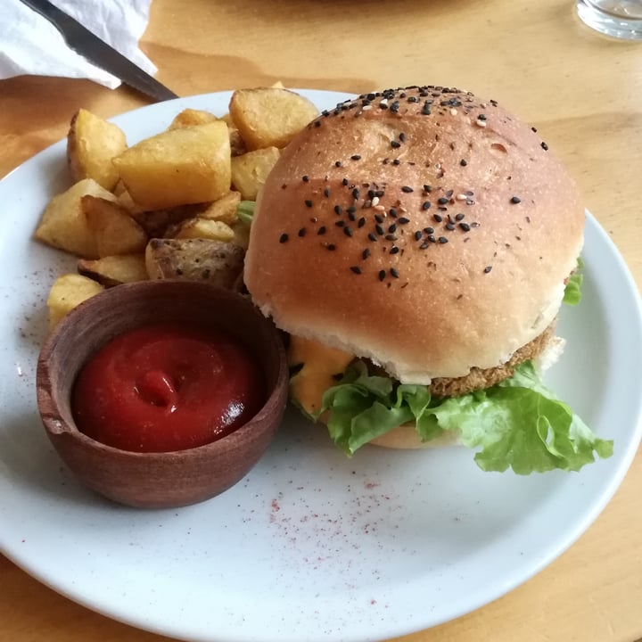 photo of MOLA American cheesy burger shared by @erimars on  05 Mar 2022 - review