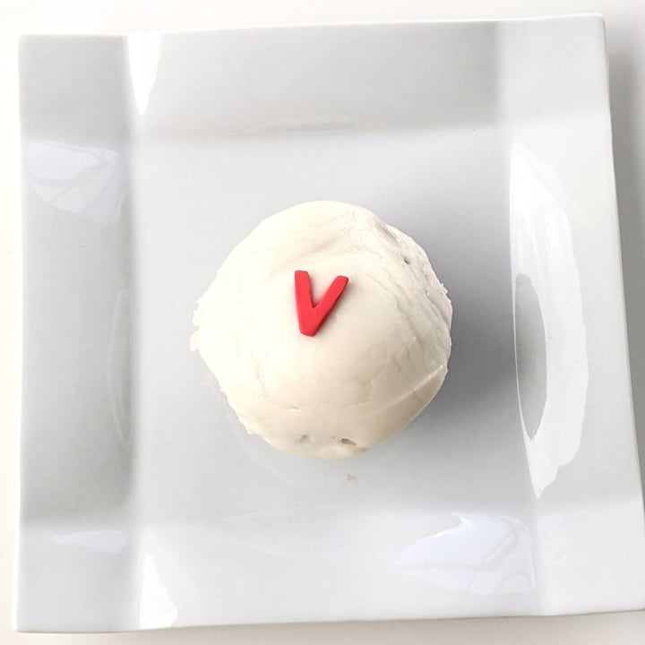 photo of Sprinkles Cupcakes and Ice Cream Vegan Red Velvet Cupcake shared by @veggieassassin on  05 Jul 2021 - review