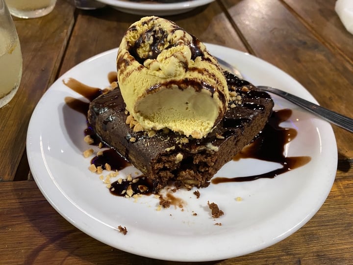 photo of Loving Hut Brownie Con Helado shared by @micaanrriquez on  26 Jan 2020 - review
