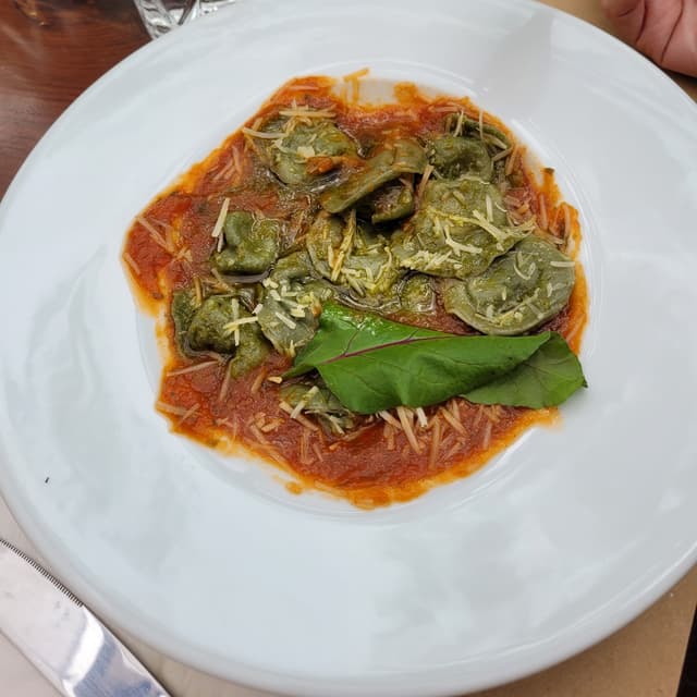 菜肴“Tortelli de Alcachofra e Tofu ao Pomodoro”的照片