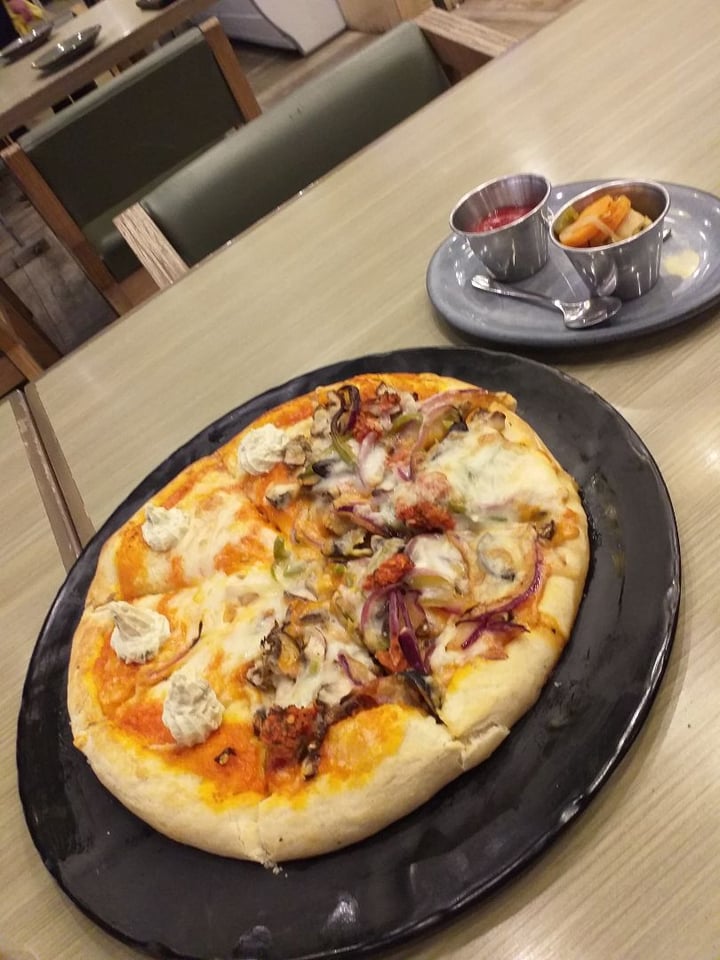 photo of Vegan Inc. Miyana Polanco Pizza tres quesos shared by @omar0505 on  13 Oct 2019 - review