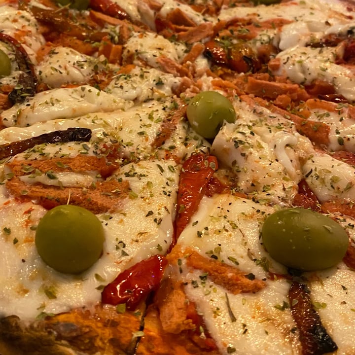 photo of Coma, Veggie Pizza De Jamón Y Morrones Con Mozzarella De Almendras shared by @jazminorellanaok on  17 Feb 2022 - review