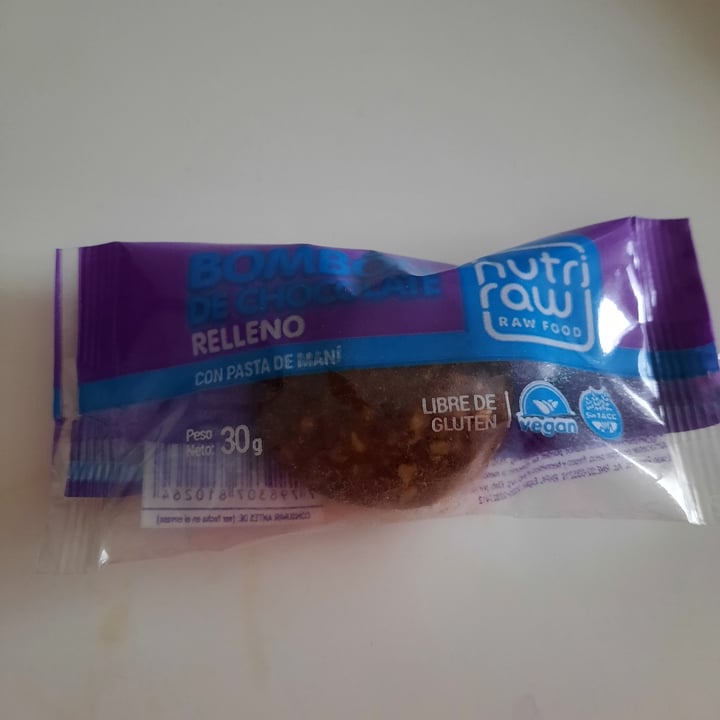 photo of Nutri Raw Bombón de chocolate relleno con pasta de maní shared by @camilac2505 on  24 Aug 2022 - review